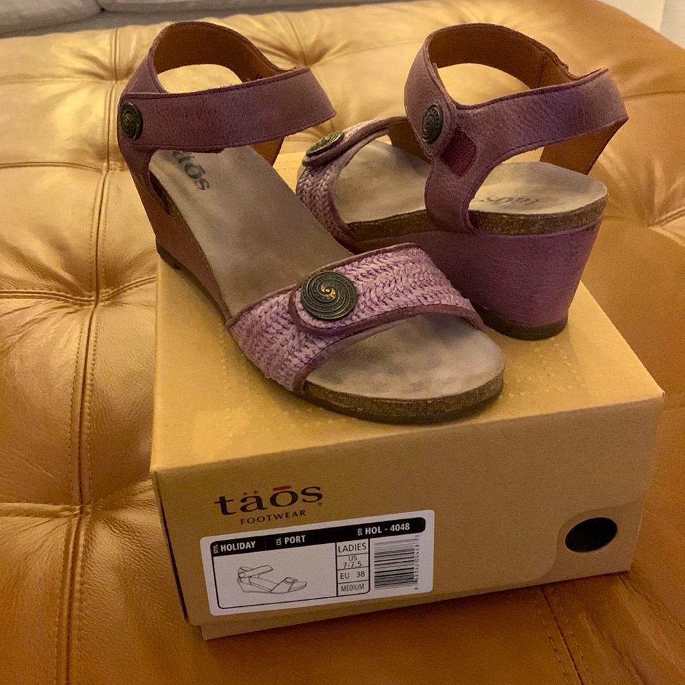 Almost new taos Holiday sandals in Port color